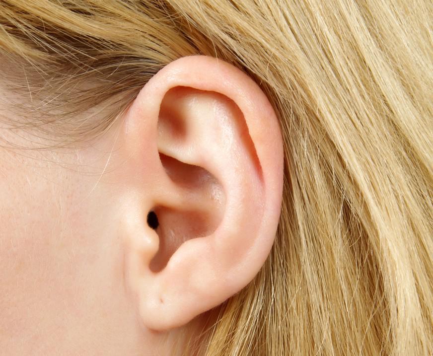 Pourquoi un bouton derrière l’oreille ? – PlaneteFemmes : Magazine d ...